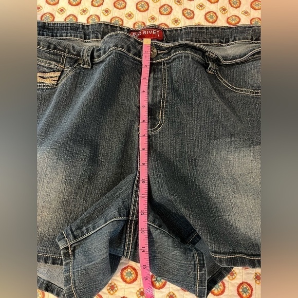 Red Rivet Embroidered Back Pocket Size 26W Jean Shorts - Picture 5 of 5